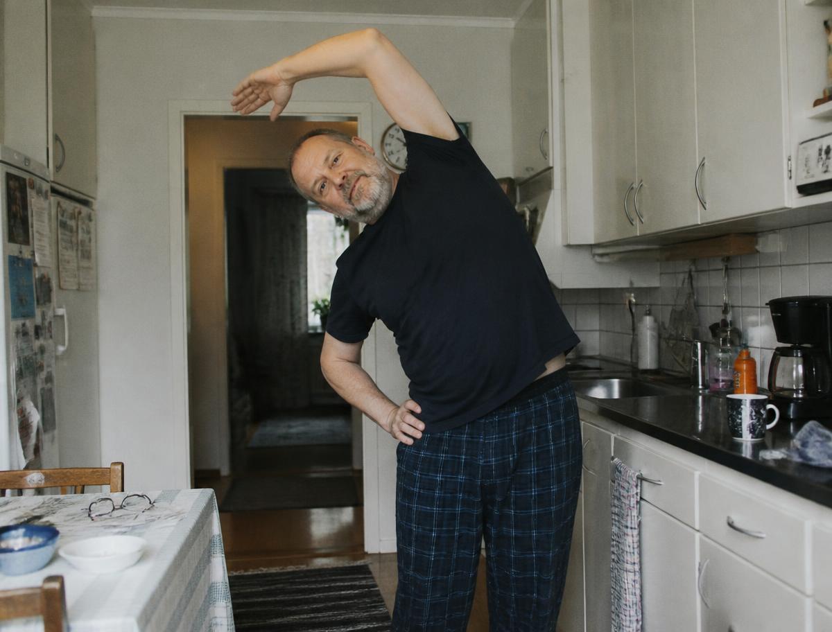 Man gör en enkel sidoböjning i köket hemma